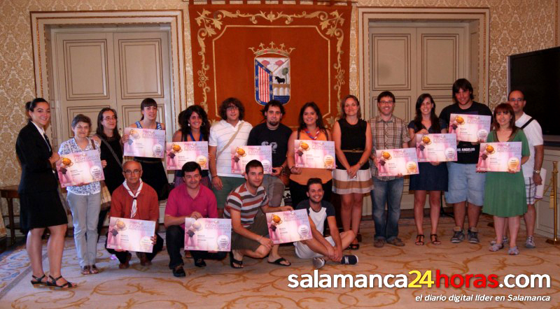 Foto de grupo con la Concejala,Gozo Merino, y todos los premiados. Obtenida de la noticia web del diario digital Salamanca24h